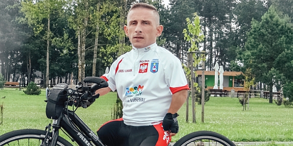 Andrzej Łukasik w sportowym stroju na rowerze