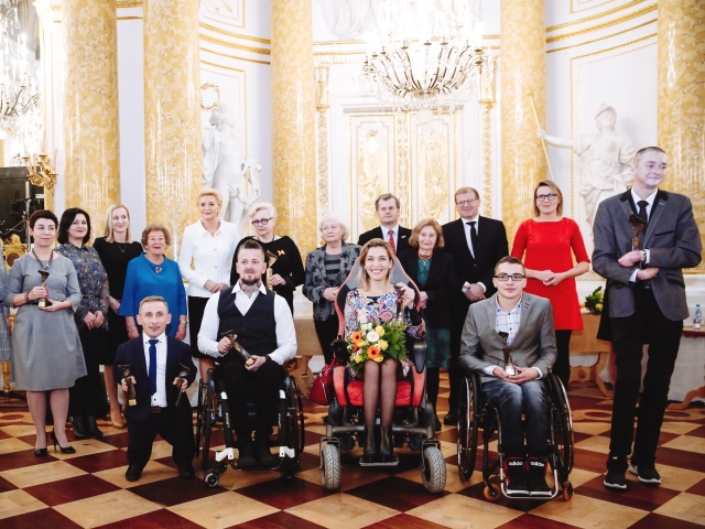 wspólne zdjęcie laureatów konkursu Człowiek bez barier 2018