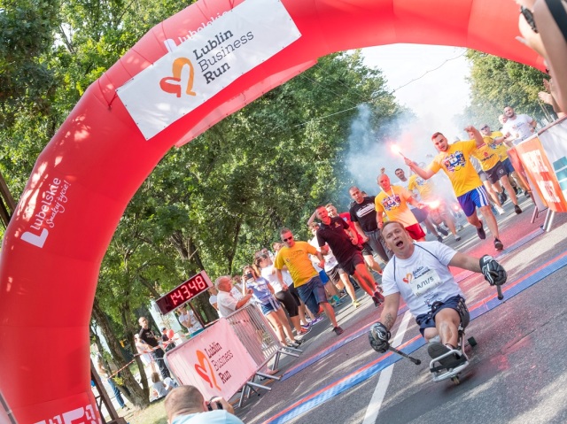 Biegacze przed metą Lublin Business Run