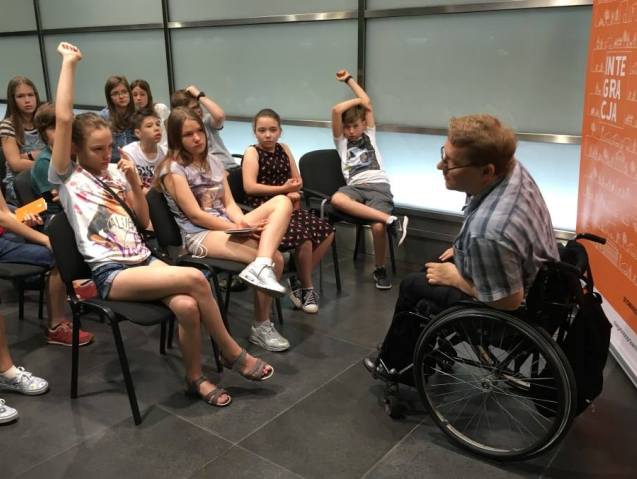 Łukasz Bednarski, ekspert Integracja na wózku podczas prowadzenia szkolenia dla uczniów