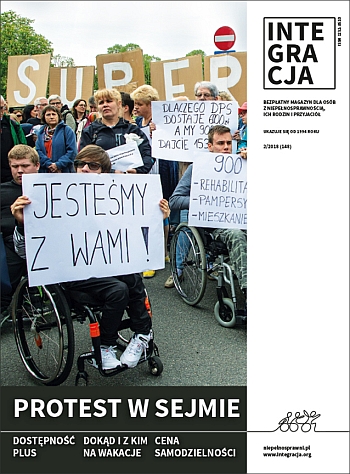 Okładka magazynu Integracja. Na okładce zdjęcie z protestu przed sejmem, na nim osoby z transparentami. Największy napis: Jesteśmy z wami! trzyma młody mężczyzna na wózku