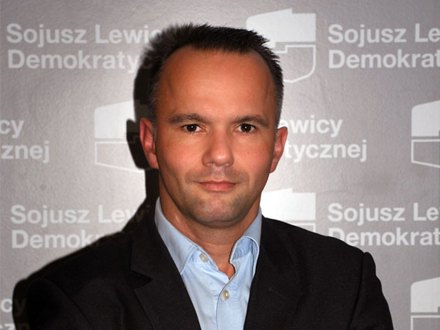 Marcin Daszko na tle tablicy z napisem Sojusz Lewicy Demokratycznej