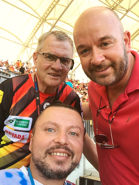 Bartłomiej Skrzyński pozuje do zdjęcia, tzw. selfie, z dwoma mężczyznami
