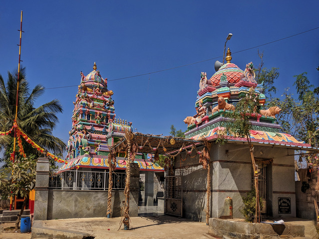 Regionalne świątynie z kolorowymi, ozdobnymi dachami