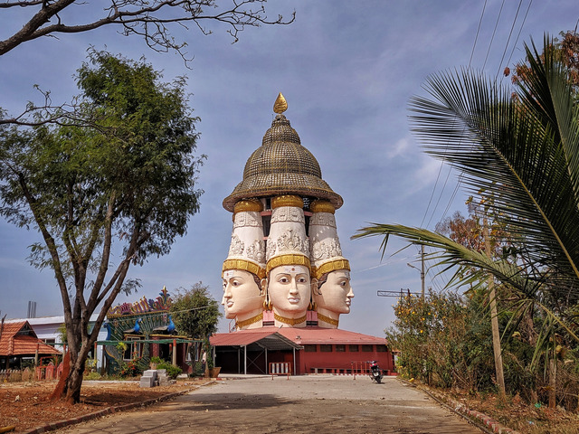 Świątynia hinduska, trzy głowy podtrzymują dach