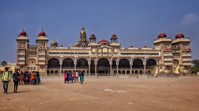 Bogato wyglądający pałac maharadży, przed nim grupki turystów