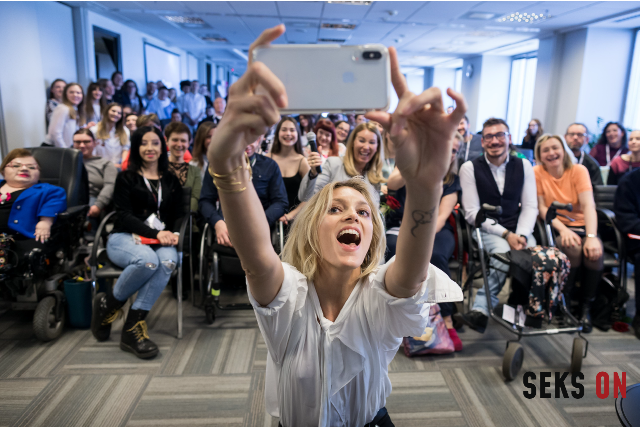 Anja Rubik robi sobie selfie z uczestnikami konferencji Seks ON