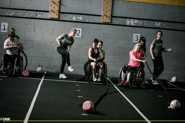 osoby na wózkach uprawiają crossfit