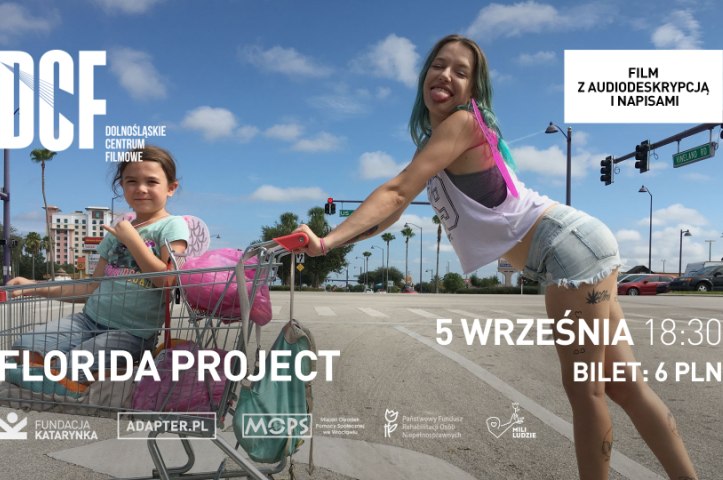 plakat filmu dziewczynka siedzi w wózku na zakupach trzyma go młoda kobieta z wywieszonym językiem i uśmiechem