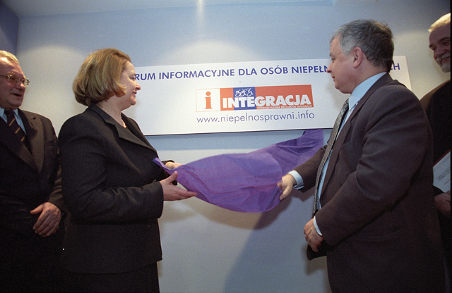 Lech Kaczyński odsłania tablicę z napisem: Centrum Informacyjne dla osób niepełnosprawnych Integracja