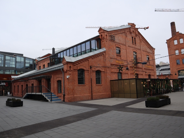 budynek centrum praskie koneser z czerwonej cegły w nowoczesnej bryle po lewej szklana dobudówka
