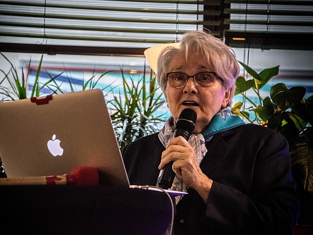 Prof. Wilmowska-Pietruszyńska mówi do mikrofonu zza otwartego przed nią laptopa