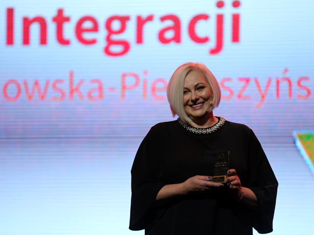 Ewa Pawłowska z Medalem Przyjaciela Integracji dla nieobecnej prof. Wilmowskiej-Pietruszyńskiej