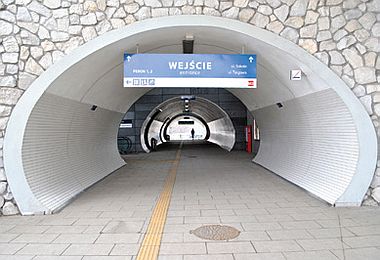 Wejście do tunelu dla pieszych na stację. Na chodniku jest są też linie prowadzące dla osób niewidomych