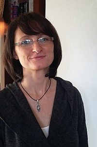 Uśmiechnięta Magdalena Nowina-Konopka pozuje do zdjęcia