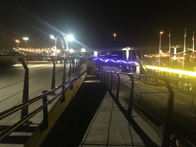 widok na bulwary nocą, podjazd dla wózków
