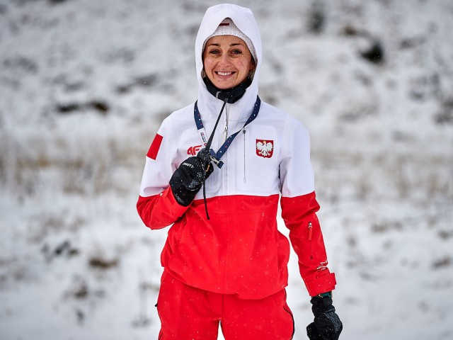 Ewelina Marcisz w stroju kadry Polskiej stoi uśmiechnięta