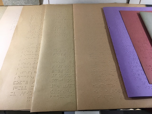 kolorowe płachty papieru zapisane brajlem