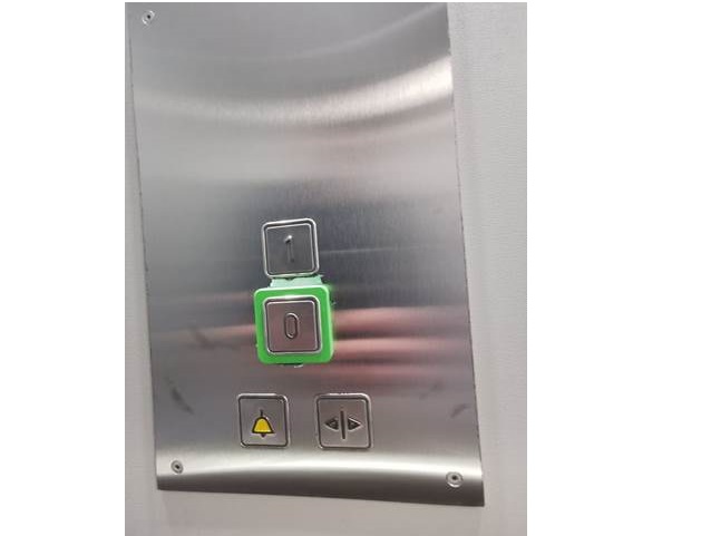 przyciski na panelu windy przycisk 0 obramowany na zielono