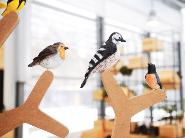 sztuczne ptaszki siedzą na stojakach w centrum edukacji ekologicznej