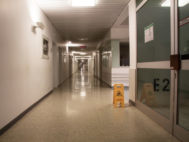 szpitalny korytarz