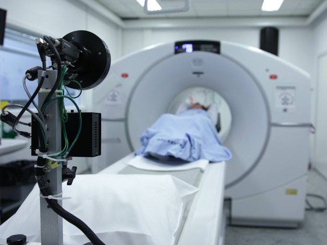 pacjent wjeżdża do nowoczesnego tomografu