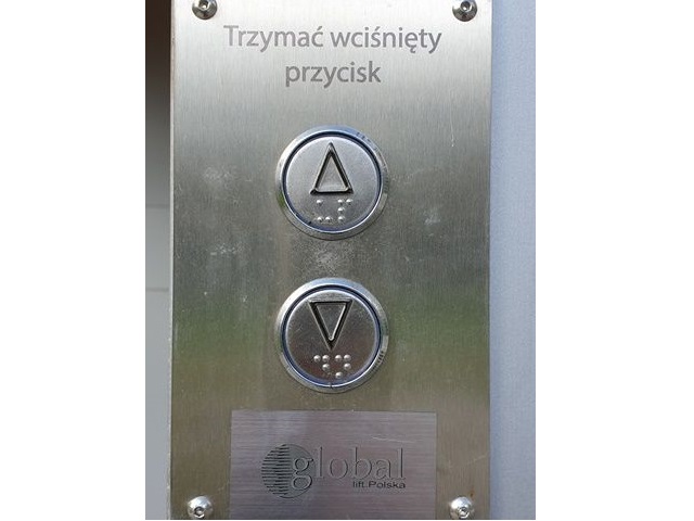 panel windy z napisem trzymać wciśnięty przycisk na guzikach oznaczenia brajlem