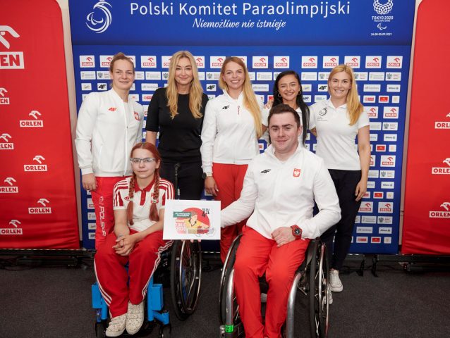 Martyna Wojciechowska z kilkoma paraolimpijczykami - zdjęcie wspólne