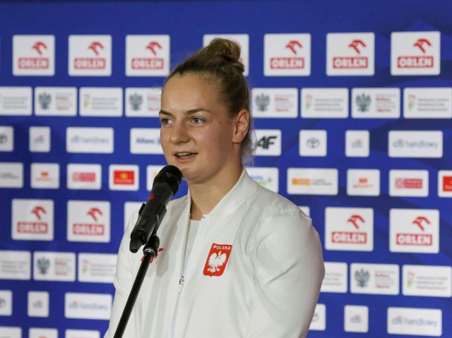 Oliwia Jabłońska, parapływaczka przemawia do mikrofonu