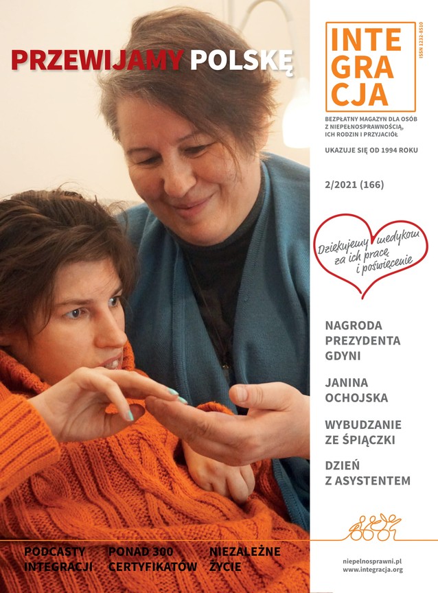 Okładka magazynu Integracja. Na okładce kobieta z niepełnosprawnością dotyka dłoni swojej matki. Główny tytuł brzmi: Przewijamy Polskę
