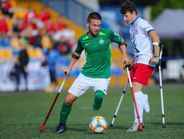 Amp Futbol Ekstraklasa II turniej 2020 dwóch piłkarzy na boisku podczas gry