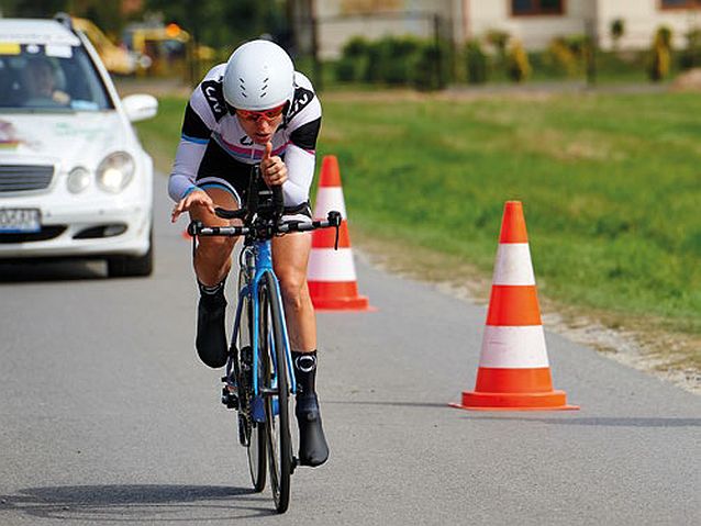 Anna Harkowska jedzie rowerem kolarskim podczas wyścigu ulicznego