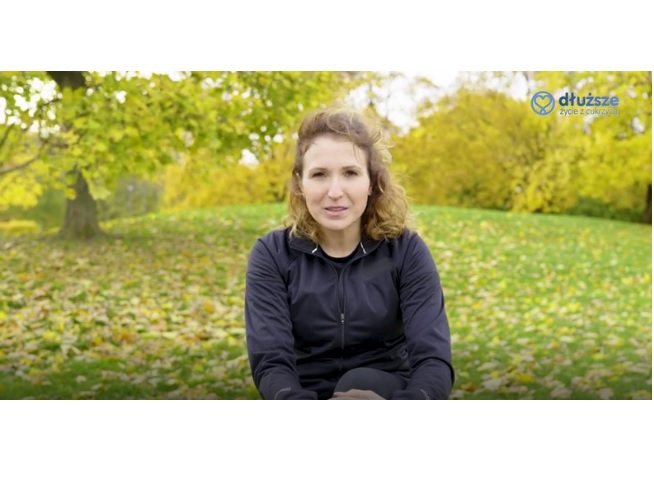 Maja Makowska w sportowym stroju w parku kobieta około 30-40 lat z półdługimi włosami siedzi na ławce i logo dłuższe życie z cukrzycą