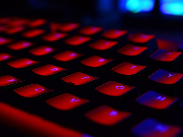 Klawiatura komputerowa oblana czerwonym światłem
