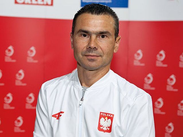 Jacek Gaworski pozuje do zdjęcia w dresie reprezentacji Polski