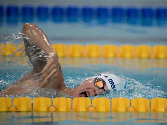 Igor Hrehorowicz z zaciętą miną płynie w basenie
