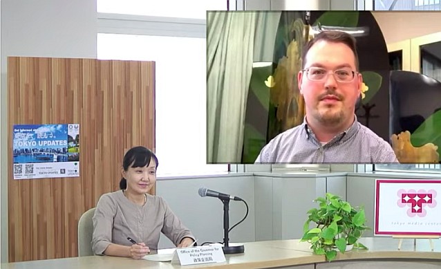 Zrzut z ekranu. Japonka w średnim wieku prowadzi telekonferencję, w okienku w prawym górnym rogu młody mężczyzna w okularach