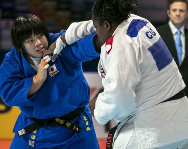 dwie zawodniczki judo na ringu