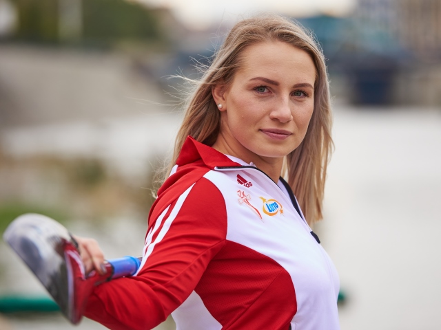 Katarzyna Kozikowska w stroju kadry trzyma na plecach wiosło