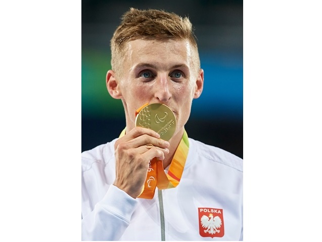 Maciej Lepiato całuje medal z igrzysk w rio