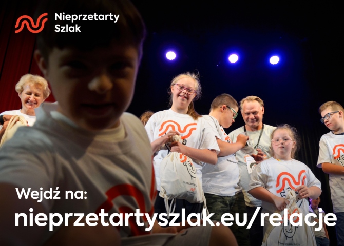 grupa dzieci z zespołem downa i napis wejdź na nieprzetartyszlak.eu ukośnik relacje