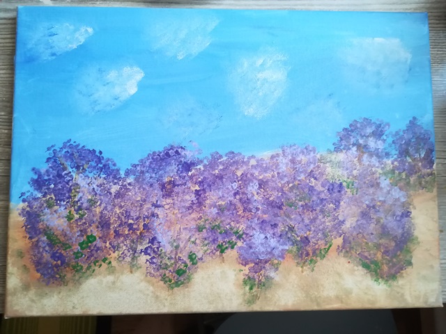 obraz przedstawia kolorowe fioletowe krzewy na tle błękitnego nieba