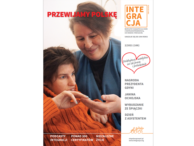 okładka magazynu Integracja: kobieta w średnim wieku w czarnym golfie i niebieskim swetrze podaje swoje palce pod palce swojej córki z niepełnosprawnością. Młoda kobieta ma na sobie pomarańczowy sweter