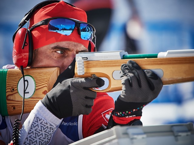 Piotr Garbowski mierzy z karabinu podczas zawodów biathlonu