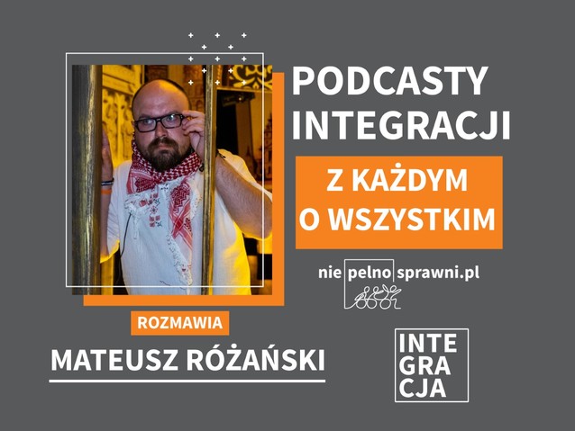 Zdjęcie Mateusza Różańskiego, obok napisy: podcasty Integracji. Z każdym o wszystkim. Rozmawia Mateusz Różański. Obok loga Niepelnosprawni.pl i Integracji