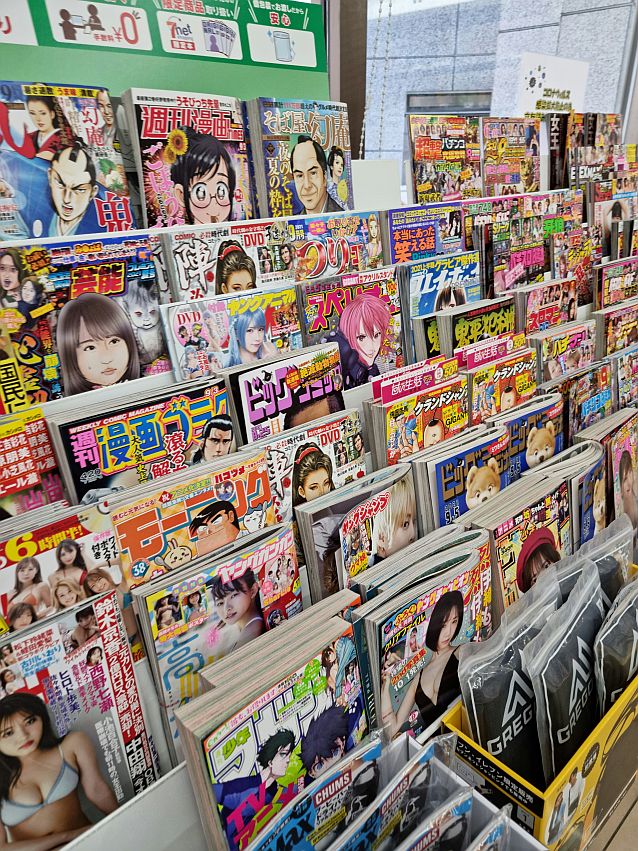 Półki w sklepie pełne japońskich gazet różnego rodzaju