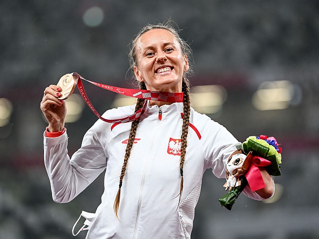 Alicja Jeromin uradowana pokazuje swój brązowy medal