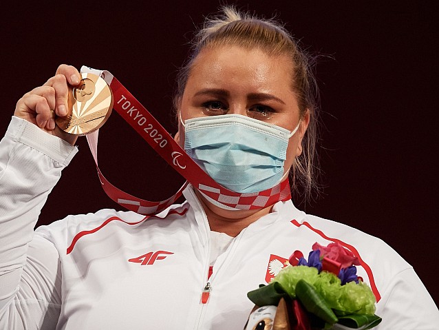 Zapłakana Marzena Zięba prezentuje swój brązowy medal