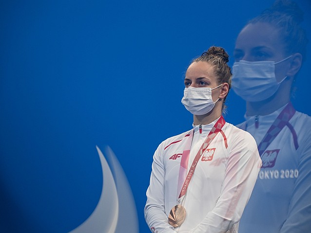 Oliwia Jabłońska stoi z medalem na szyi