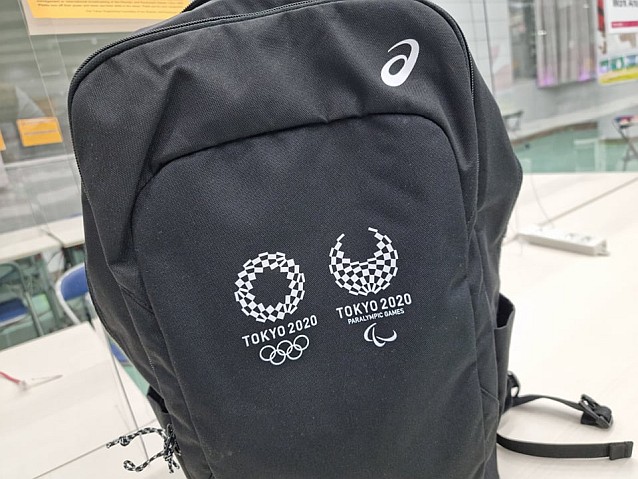 Ciemnoszary plecak z logami igrzysk olimpijskich i paraolimpijskich w Tokio